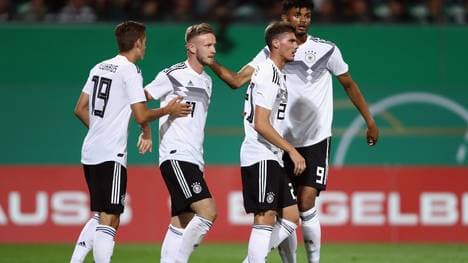 Dreifach-Cedric Teuchert (2.v.l.) ließ sich von seinen Teamkollegen feiern