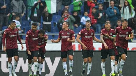 Edgar Prib (4.v.l.) gab ein umjubeltes Comeback für Hannover 96