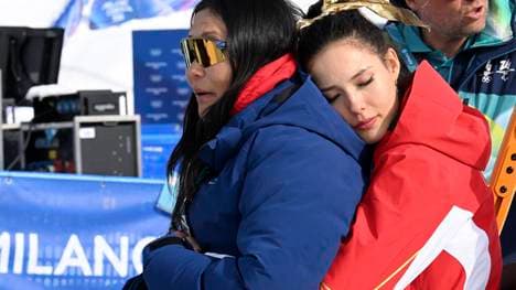 Eileen Gu umarmte nach ihrer Goldfahrt ihre Mutter