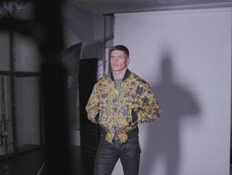 SPORT1 überträgt am Samstag live ab 23:00 Uhr die NFC aus Düsseldorf im Free-TV. Zu sehen ist dann auch Islam Dulatov, der neben seiner MMA-Karriere schon als Versace-Model für Aufruhr sorgte.