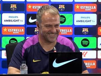 Hansi Flick verlängert seinen Vertrag beim FC Barcelona bis 2028. Der ehemalige Bayern-Coach ist mit den Katalanen kürzlich Meister geworden und verkündet nur wenige Tage nach dem Tod seines Vaters auch erfreuliche Nachrichten!