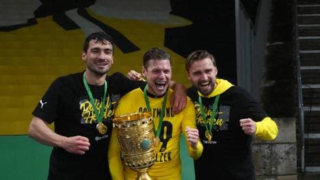 Marcel Schmelzer (r.) durfte sich mit dem BVB über den DFB-Pokalgewinn freuen