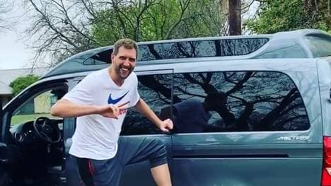 Dirk Nowitzki blieb mit seinem Auto im Schlamm stecken