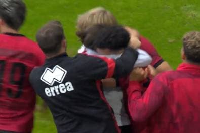 "Hier kommt sie angeflogen": Trainerin feiert Tor ausgelassen