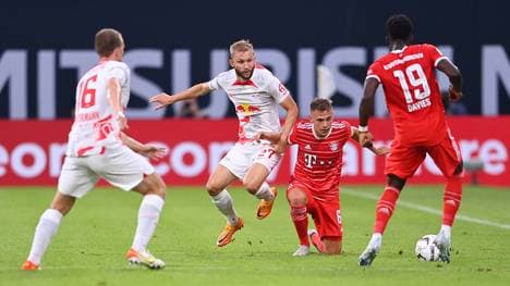 Konrad Laimer (2.v.l.) kann im Supercup gegen Bayern München keine Werbung für sich machen 