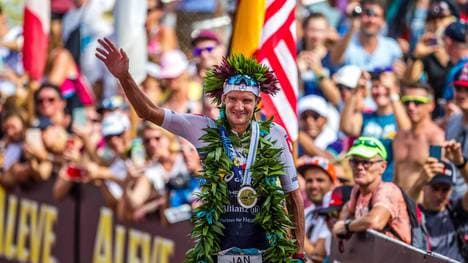 Jan Frodeno feiert 2019 seinen Ironman-Sieg