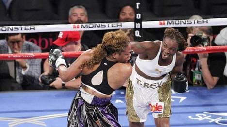 Claressa Shields (r.) bei ihrem Profi-Debüt 2016