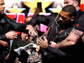 Chaotische Szenen zwei Monate vor dem eigentlichen Kampf: Chris Eubank Jr attackiert seinen Gegner beim Face Off mit einem Ei.