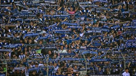 Die Fans der Arminia bejubeln den Heimsieg auf der Alm