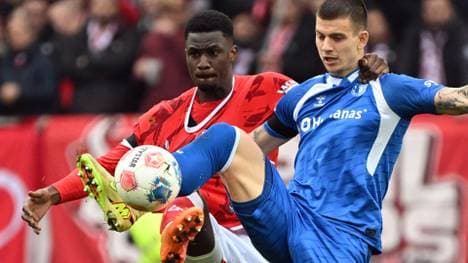 Maxwell Gyamfi (l.) im Zweikampf mit Mateusz Zukowski