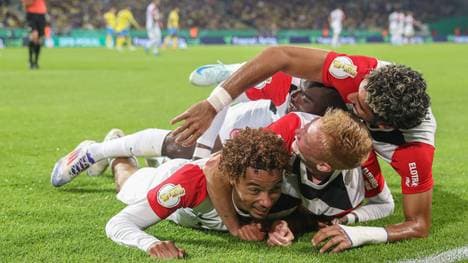 Hugo Ekitiké (unten im Bild) und Omar Marmoush (oben im Bild) sollen Frankfurts neue Büffelherde ausmachen