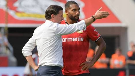 Leverkusens Jonathan Tah (r.) gibt seinem Trainer Gerardo Seoane Rückendeckung