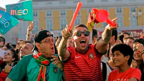 PORTUGAL-FBL-WC-2018-FANS