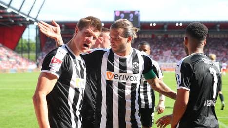 Kevin Behrens (l.) beruhigte mit Sandhausens zweitem Tor die Gemüter