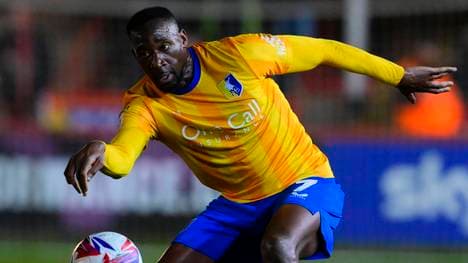 Lucas Akins spielt in Englands 3. Liga