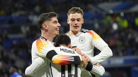 Zehntausende Fußballfans wünschen sich “Major Tom” als neue Torhymne der deutschen Nationalmannschaft