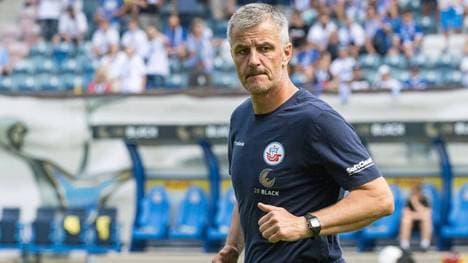 Konzentrierter Blick: Jens Härtel hat zuletzt seinen Vertrag bei Hansa Rostock bis 2023 verlängert.