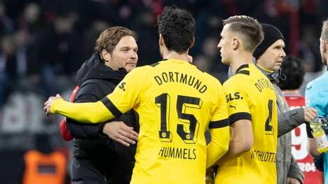 Edin Terzic (l.) erklärte die Entscheidung um Mats Hummels (M.) und Nico Schlotterbeck (r.)
