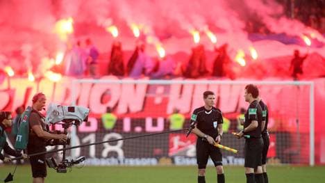 Der fünfte Offizielle soll das Schiedsrichtergespann bei Hass-Plakaten gezielt beraten