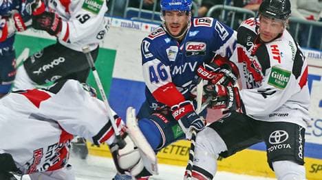 Jon Rheault (M.) und die Adler Mannheim kassieren die erste Pleite nach zuletzt sieben Siegen