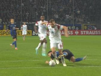 Der 1. FC Nürnberg steht nach einer soliden Vorstellung bei Waldhof Mannheim im Achtelfinale. Mannheimer wird zum Unglücksraben.