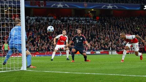 Kopfball von Theo Walcott gegen Manuel Neuer