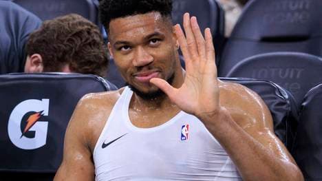 March 23, 2026, Inglewood, California, USA: Giannis Antetokounmpo 34 of the Milwaukee Bucks waves to the crowd during warm ups prior to their regular season NBA, Basketball Herren, USA game against the Los Angeles Clippers on Monday March 23, 2026 at Intuit Dome in Inglewood, California. Clippers defeat Bucks, 129-96. ARIANA RUIZ PI Inglewood USA - ZUMAp124 20260323_zaa_p124_012 Copyright: xArianaxRuizx