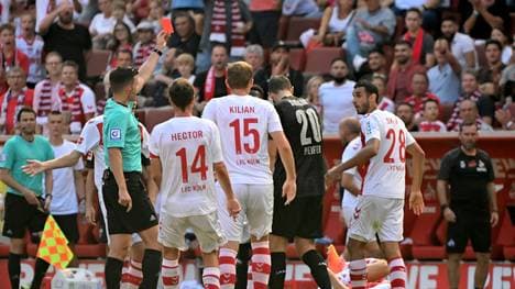 Schiedsrichter Harm Osmers zückt nach einem harten Einsteigen die rote Karte gegen Luca Pfeiffer