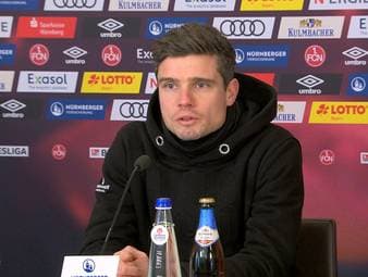 Nach der Niederlage gegen St.Pauli wird Nürnberg-Trainer Robert Klauß nach seinem Matchplan gefragt. Der 36-Jährige gibt eine Antwort in bestem Taktik-Kauderwelsch.
