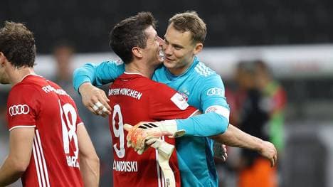 Robert Lewandowski (M.) und Manuel Neuer (r.) sind nach ihrer Wahl zum Weltfußballer und Welttorhüter des Jahres ganz heiße Kandidaten für das Team of the Year