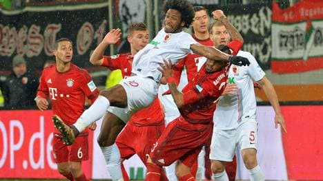 Nach diesem Zweikampf mit Augsburgs Caiuby musste Bayern-Star Arturo Vidal kopfverletzt vom Platz