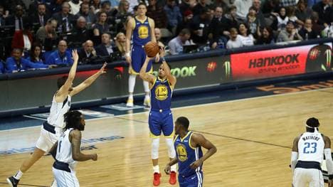 Steph Curry (m.) erzielte gegen die Dallas Mavericks 48 Punkte