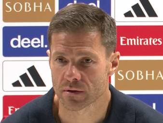 Trotz der 1:2-Niederlage im Derby bei Arsenal bleibt Xabi Alonso gelassen. Die Pleite schmerze zwar, habe aber keinen großen Einfluss auf die Stimmung und Mentalität der Chelsea-Profis.