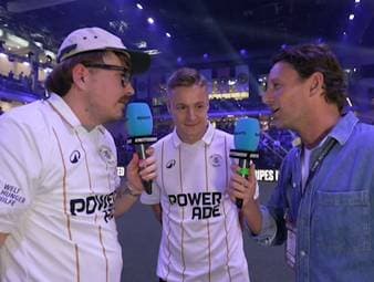 Felix Kroos, Teamchef der Two Stripes United, scherzt nach dem Spiel mit SPORT1-Reporter Nico Kaufmann, der plötzlich neues Mitglied seines Teams wird. 