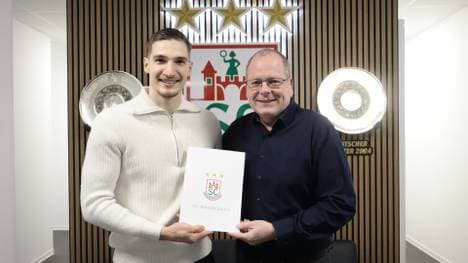 Dominik Kuzmanovic (links) und SCM-Geschäftsführer Marc-Henrik Schmedt