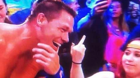 Ein Fan zeigt John Cena den Stinkefinger