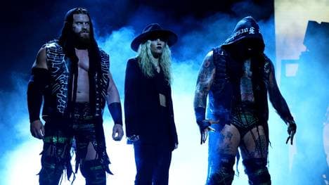 Buddy Matthews (l., mit Julia Hart und Brody King) ist bei AEW Teil des House of Black