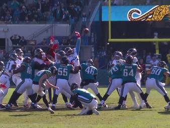 Mit einem Field Goal aus 68 Yards hält Jaguars-Kicker Cam Little seit dieser Saison den NFL-Rekord. Gegen die Tennessee Titans legt er nun das zweitweiteste Field Goal nach - und feiert sich anschließend entsprechend selbst.