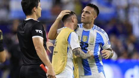 Messi bedankt sich bei Torschütze Lautaro Martinez (r.)