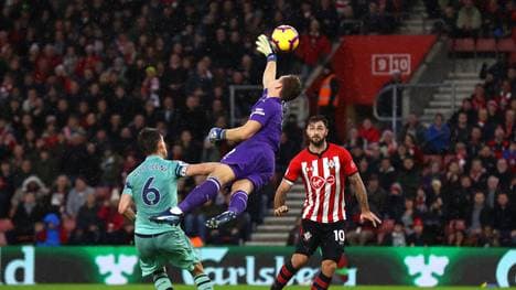Bernd Leno (M.) macht sich vergeblich lang, er erreicht die Hereingabe nicht mehr. Charlie Austin (r.) köpft zum 3:2 für Southampton ein