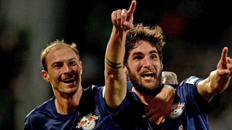 Niklas Hoheneder (r.) bejubelt mit Matthias Mohrys seinen Siegtreffer in Fürth