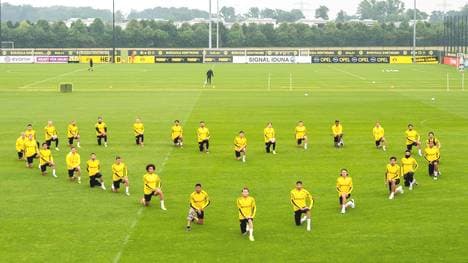 Die BVB-Spieler setzen im Training ein Zeichen gegen Rassismus