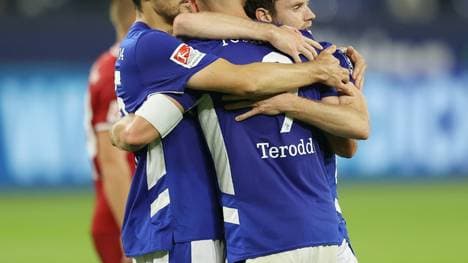Marcin Kaminski (l.) schießt Schalke spät zum Sieg