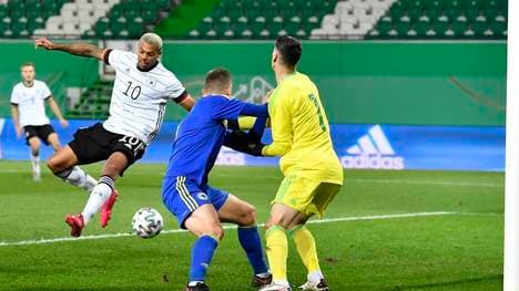 Lukas Nmecha (l.) traf für die deutsche U21-Nationalmannschaft per Hacke