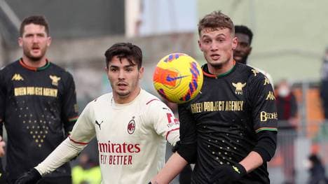 Michael Cuisance (r.) verlor bei seinem Venezia-Debüt gegen Milan