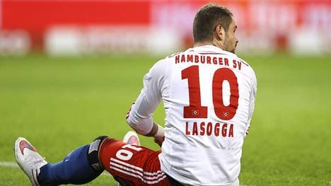 Stürmer Pierre-Michel Lasogga sitzt beim Spiel des Hamburger SV auf dem Boden