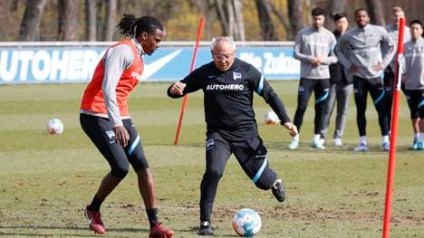 Felix Magath ist sich nicht zu schade, eine Übung auch mal selbst vorzumachen