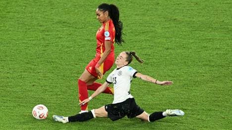 Hier passiert es: Sophia Kleinherne (r.)