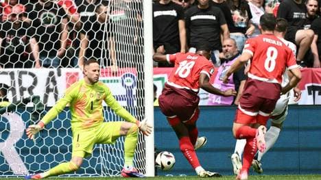 Der Führungstreffer: Duah (M.) überwindet Gulasci 