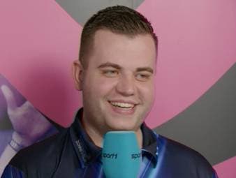 Niels Zonneveld legt bei der Darts-WM einen überzeugenden Auftritt hin und schlägt den Ex-Weltmeister Michael Smith. Im SPORT1-Interview zeigt sich der Niederländer anschließend überglücklich. 